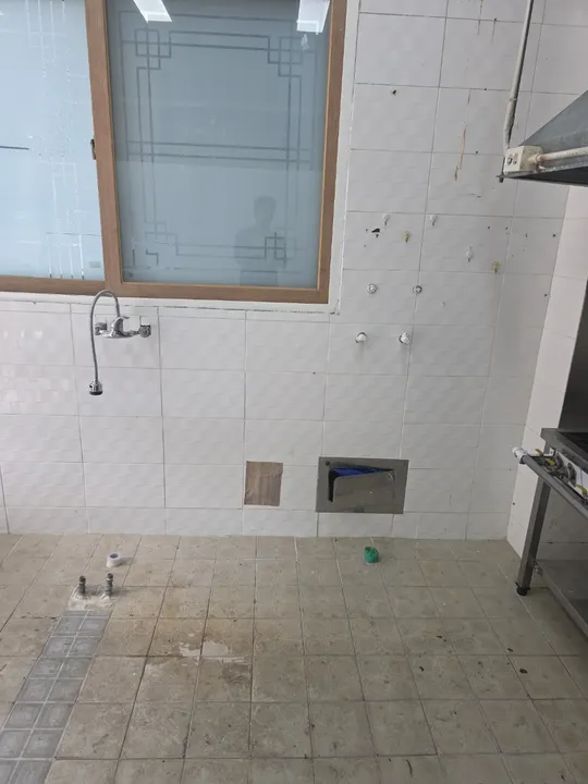 배관 자리만 남은 빈 주방 벽면, 식당싱크대 설치 전 모습