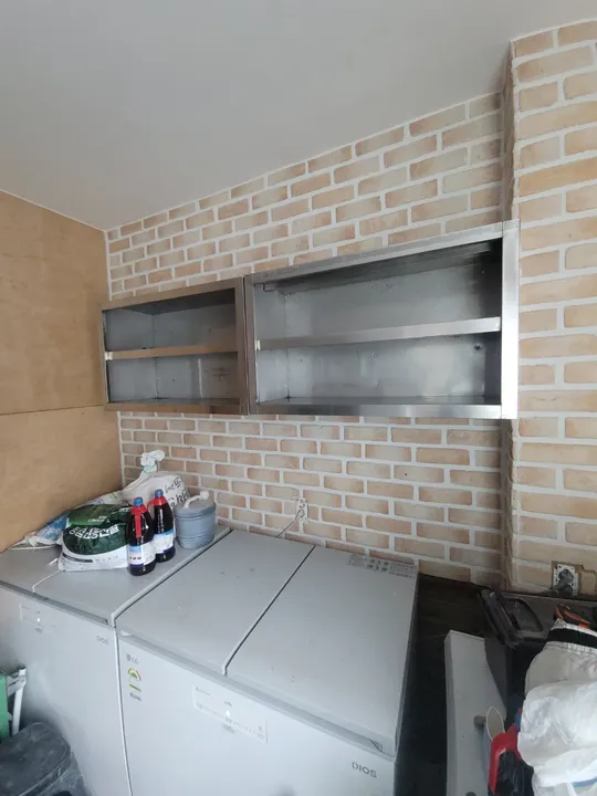 벽선반과 개수대가 새로 설치된 업소용 주방 완성 모습