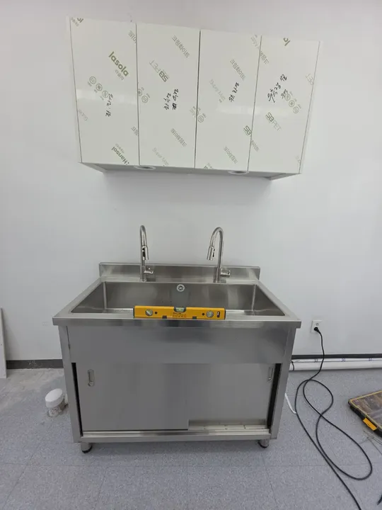 2조 개수대와 벽장이 신설된 업소용싱크대설치 완료 모습